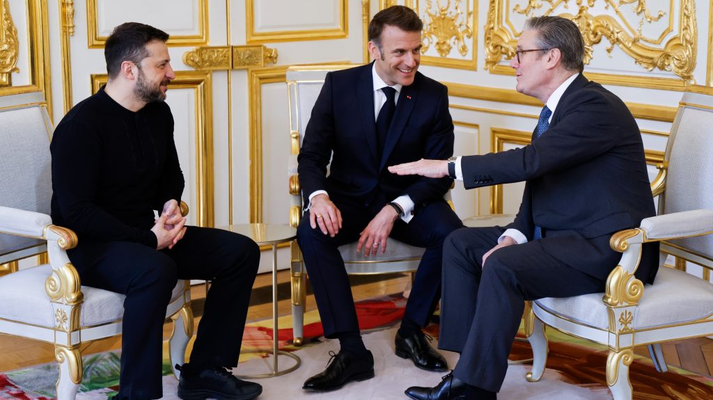 Volodimir Zelenszkij ukrán, Emmanuel Macron francia elnök és Keir Starmer brit kormányfő (Fotó: MTI/EPA/AFP pool/Ludovic Marin)