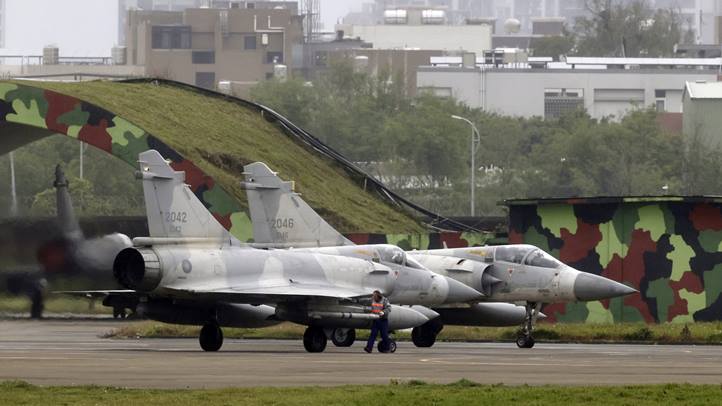 A tajvani légierő Mirage 2000 típusú harci gépei felszállni készülnek az északnyugat-tajvani Hszincsuban (Hsinchu) lévő légibázison 2025. április 1-jén, miután Kína légi és szárazföldi csapásokat szimulálva hadgyakorlatot kezdett Tajvan körül (Fotó: MTI/EPA/Ritchie B. Tongo)