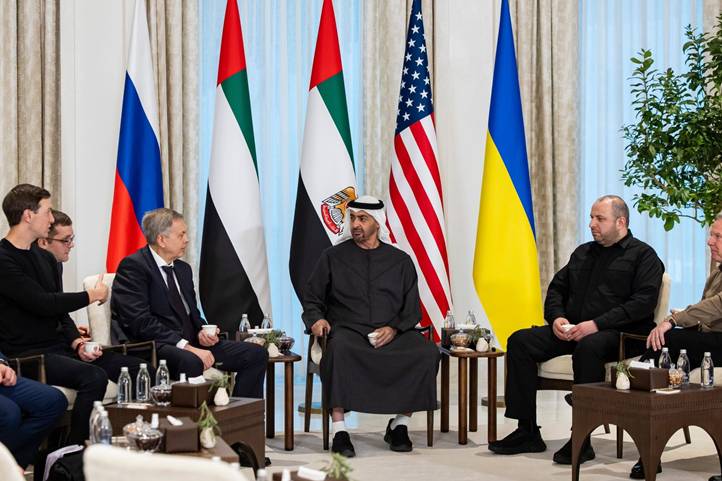 Mohamed bin Zájed an-Nahján sejk, az Egyesült Arab Emírségek elnöke, Steve Witkoff, az Egyesült Államok elnöki különmegbízottja, Rusztem Umerov, az ukrán Nemzetbiztonsági és Védelmi Tanács (RNBO) titkára, Igor Kosztyukov tengernagy, az orosz fegyveres erők vezérkari főnöksége hírszerző főcsoportfőnökségének parancsnoka és Jared Kushner, Donald trump amerika elnök veje és tanácsadója az Emírségek szervezésében tartott, az ukrajnai háború lezárására irányuló orosz-ukrán-amerikai tárgyaláson Abu-Dzabiban 2026. január 23-án. (Fotó: MTI/EPA/Egyesült Arab Emírségek elnöki hivatala)