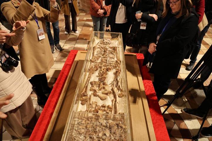 Bemutatják Assisi Szent Ferenc földi maradványait a nevét viselő székesegyház altemplomában, a perugiai Assisiben 2026. február 21-én (Fotó: MTI/EPA/ANSA/Gianluigi Basilietti)