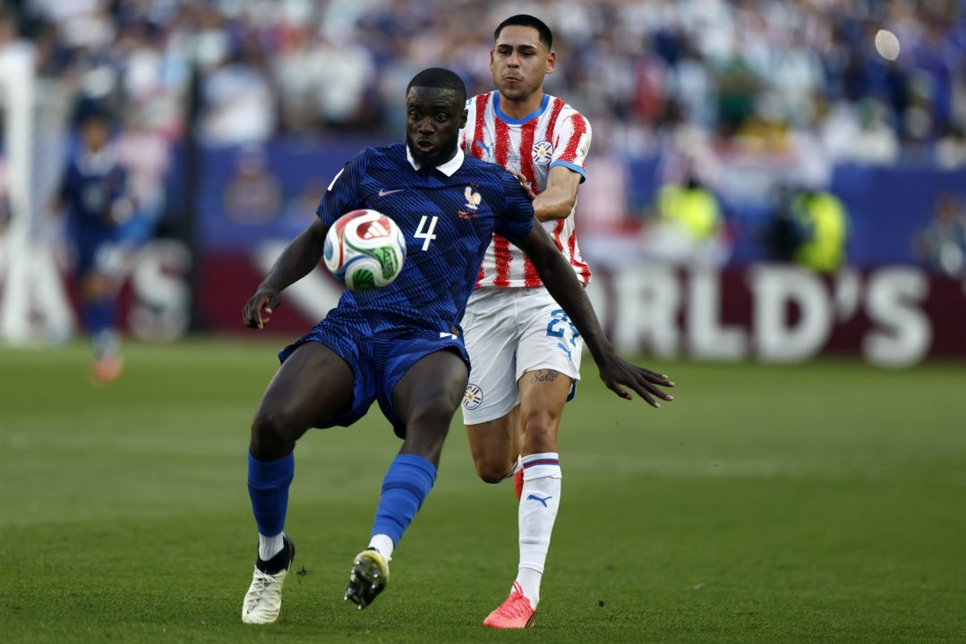 A francia Dayot Upamecano (b) és a paraguayi Gustavo Caballero a 2026-os labdarúgó-világbajnokság nyolcaddöntőjének Paraguay-Franciaország mérkőzésén a philadelphiai Lincoln Financial Field Stadionban 2026. július 4-én. (Fotó: MTI/EPA/Will Oliver)
