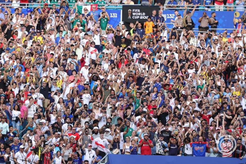 Miami, 2026. július 19. Az angol válogatott szurkolói Bukayo Saka harmadik gólját ünneplik a 2026-os labdarúgó-világbajnokság Franciaország-Anglia bronzmérkőzésén a miami Hard Rock Stadionban 2026. július 18-án. MTI/EPA/Cristobal Herrera