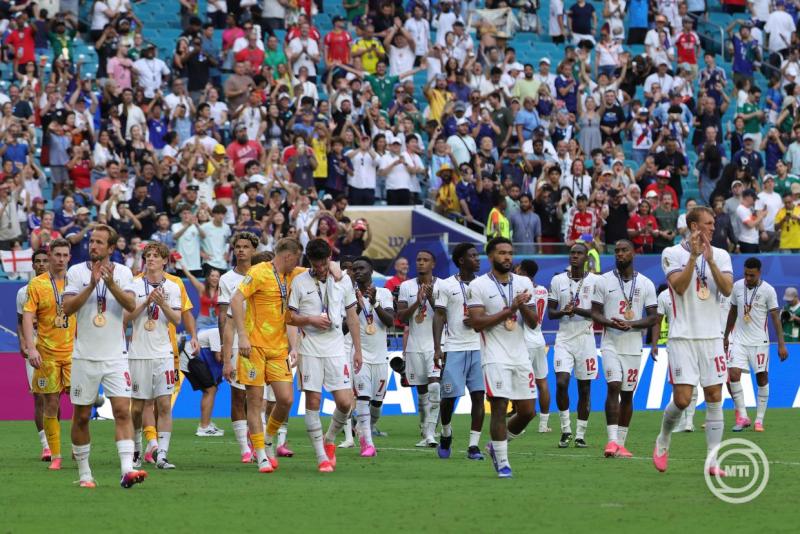 Miami, 2026. július 19. A bronzérmes angol válogatott a 2026-os labdarúgó-világbajnokság Franciaország-Anglia bronzmérkőzését követő eredményhirdetésen a miami Hard Rock Stadionban 2026. július 18-án. MTI/EPA/Cristobal Herrera