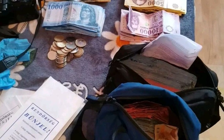 A kisvárdai rendőrök otthonukban fogták el a kábítószerrel kereskedő kékcsei párt. Fotó: police.hu