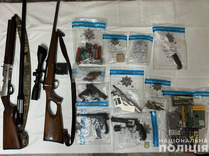 A házkutatás során nagy mennyiségű fegyvert és lőszert is találtak. Fotó: Nemzeti Rendőrség