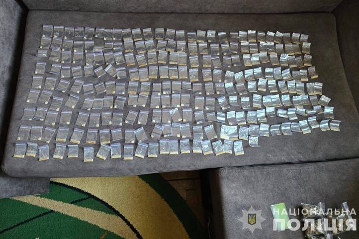 20 éves kábítószer-kereskedőt vettek őrizetbe Kárpátalján. Fotó: Nemzeti Rendőrség