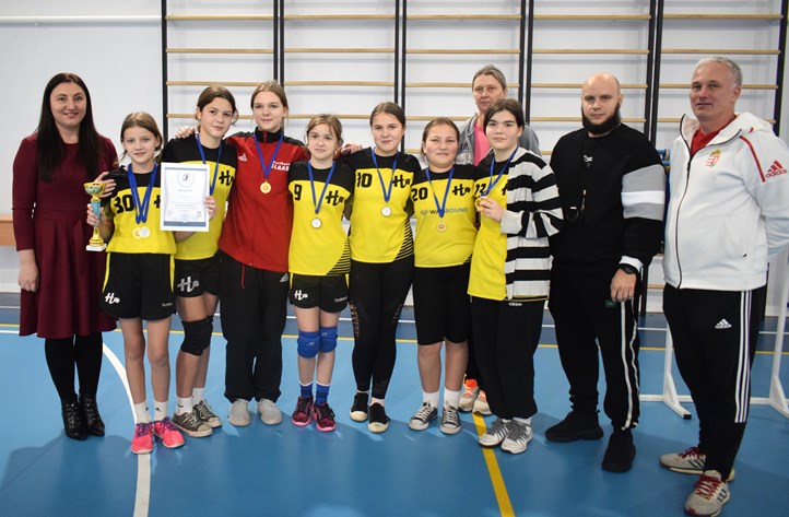 Lezajlott az I. Genius Kézilabda Kupa. A mérkőzés végén a győztesek okleveleket, kupákat és érméket vettek át!