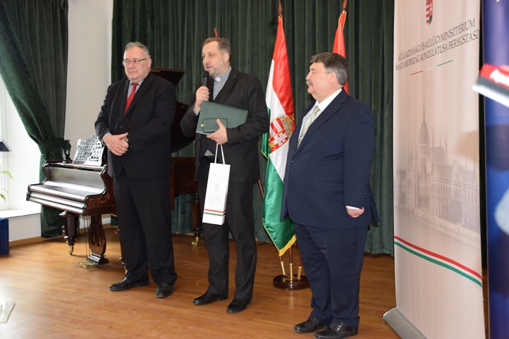 Magyar Arany Érdemkeresztet&nbsp;kapott Marosi István, a II. Rákóczi Ferenc Kárpátaljai Magyar Főiskola Görögkatolikus Lelkészségének vezetője és az Ortutay Elemér Görögkatolikus Szakkollégium vezetője tudományos és ismeretterjesztő munkája, valamint a kárpátaljai közép- és felsőfokú oktatás intézményrendszerének fejlesztésében vállalt szerepe elismeréseként. Fotó: Kárpátinfo/Kovács Elemér 