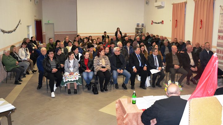 A Beregszászi Középszintű Szervezethez tartozó Badalóban élénk érdeklődés mellett zajlott március 23-án az alapszervezeti közgyűlés a Petőfi Sándor nevét viselő helyi kulturális központban, ahol Jakab Lajos alapszervezeti elnök invitálására közel százan vettek részt a fórumon.