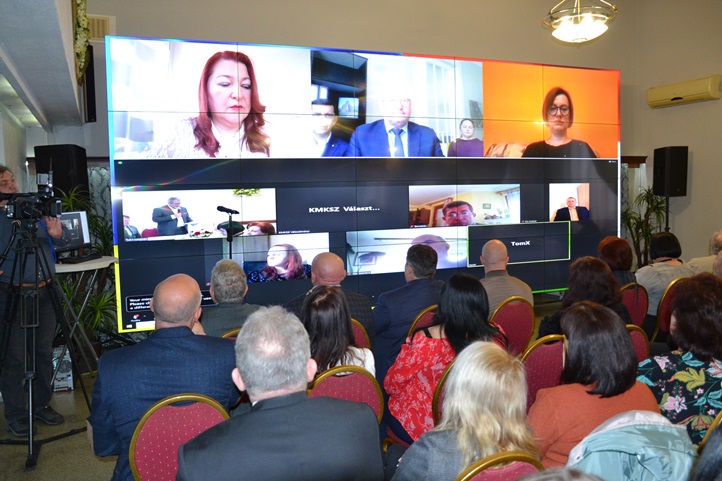 A legfőbb kárpátaljai érdekvédelmi szervezet első embere – Bocskor Andrea európai parlamenti képviselőhöz és a testület több tagjához hasonlóan – online vett részt a választmány munkájában.