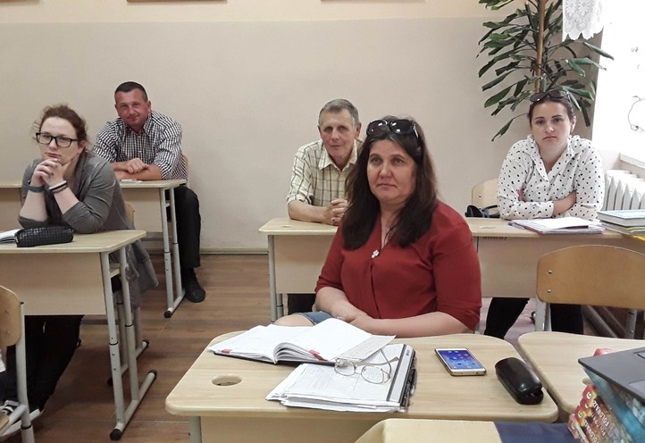A Kárpátaljai Magyar Mentálhigiénés Társaság (KMMT) szervezésében egy olyan programsorozatra került sor az iskolai tanév végeztével, melyben a pedagógusoknak tartottak előadást a társaság tagjai a témában. 