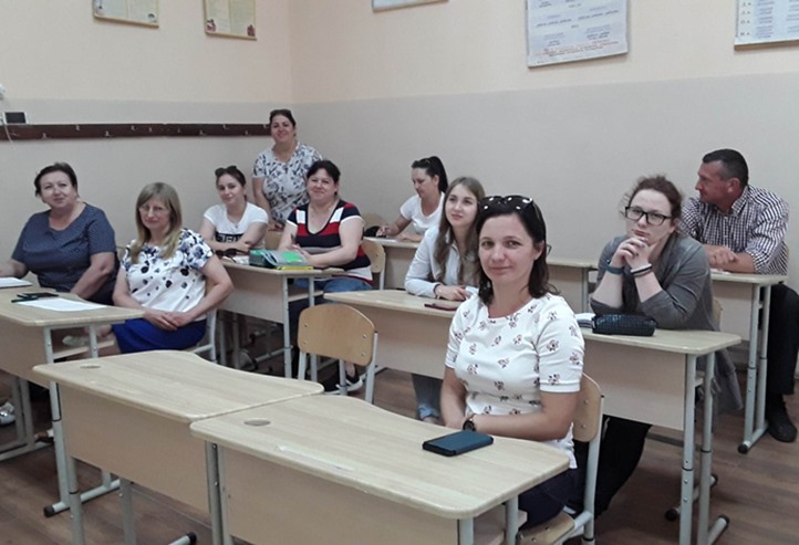 A Kárpátaljai Magyar Mentálhigiénés Társaság (KMMT) szervezésében egy olyan programsorozatra került sor az iskolai tanév végeztével, melyben a pedagógusoknak tartottak előadást a társaság tagjai a témában. 