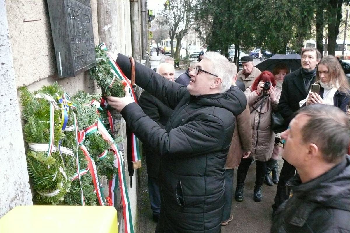 Magyar kultúra napi rendezvénysorozat kezdődött Kárpátalján - Koszorúzás a Kölcsey-emléktáblánál. Fotó: Kárpátinfo/Kovács Erzsébet