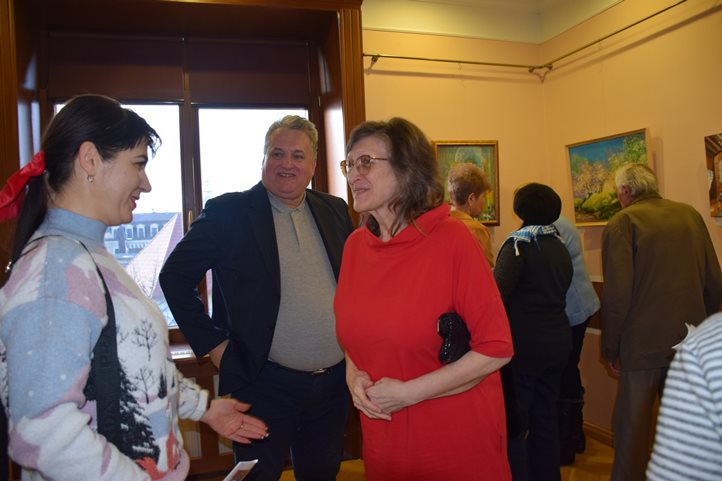 A Pásztor Ferenc Közösségi és Zarándokház dísztermében Kovács Éva beregszászi festőművész képeiből nyílt kiállítás. Fotó: Kárpátinfo/Kovács Erzsébet