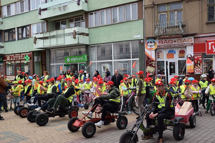 Óvodások és kisiskolások közlekedésbiztonsági felvonulása Beregszászon. Fotó: Kovács Erzsébet