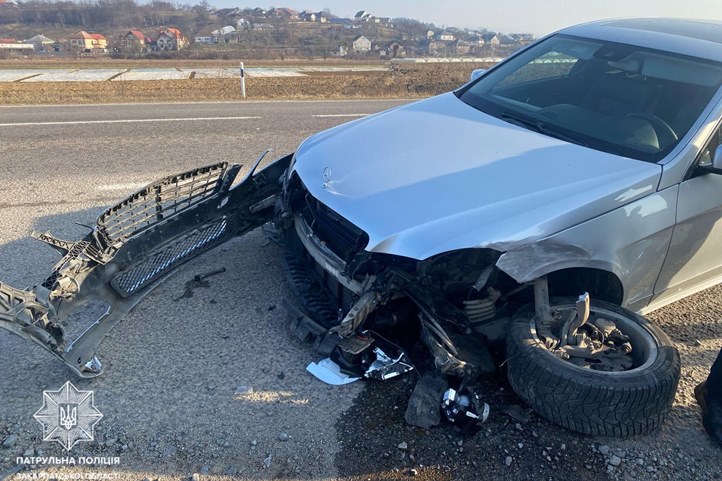 Közlekedési baleset történt Zariccsában. Egy gépkocsi az árokba borult. Fotó: Kárpátaljai Járőrszolgálat