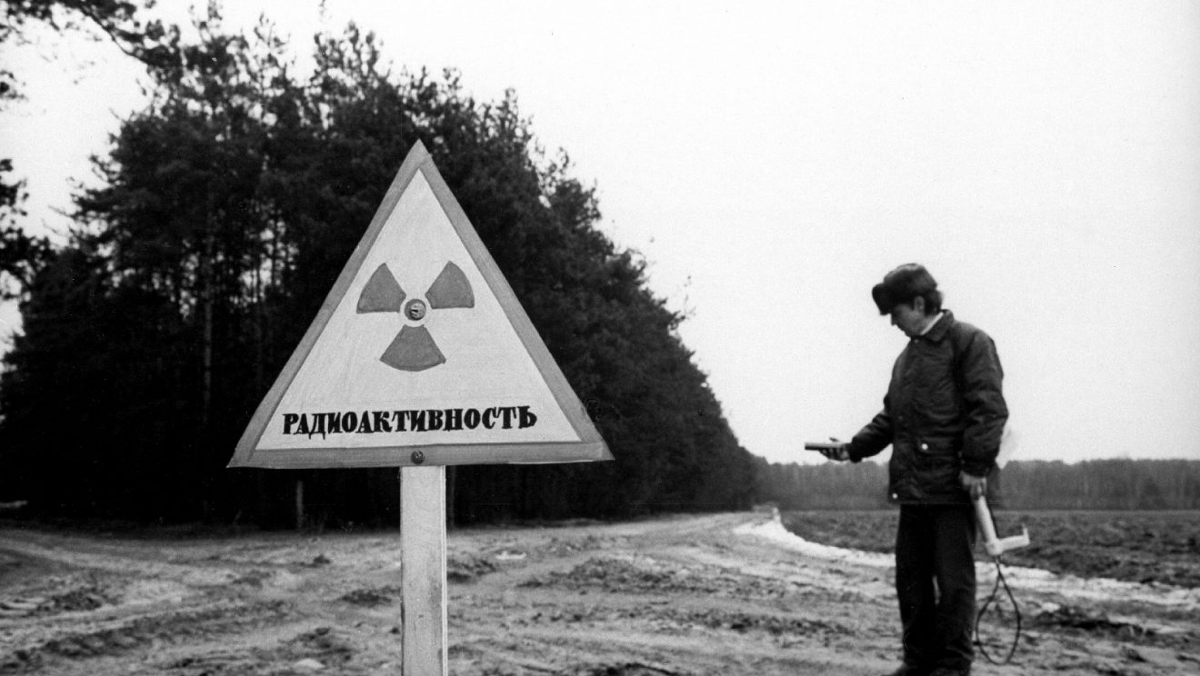 A sugárszennyezettséget méri egy férfi a figyelmeztető tábla mellett a Zlinka környéki erdőségnél 1990-ben. Négy évvel a csernobili atomkatasztrófa után még mindig az egészségre káros a sugárzás erőssége. (Fotó: MTI/TASZSZ)