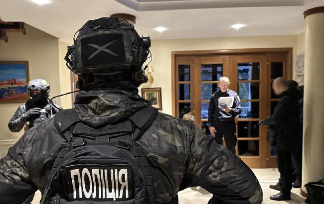 Tízmillió dollárt lopott a Védelmi Minisztérium tanácsadója volt parlamenti képviselő bűntársával egyenruha-beszerzésen