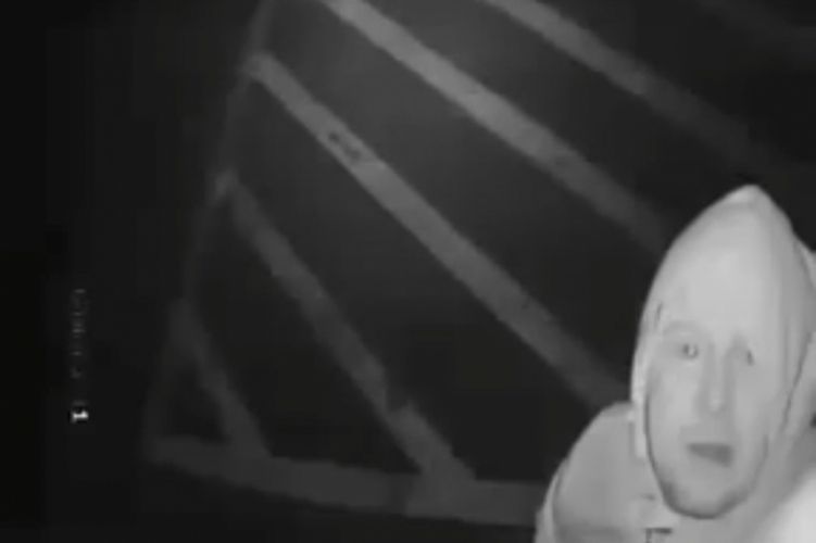 A feltételezett elkövetőről a biztonsági kamera felvételt rögzített.