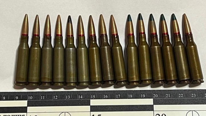 Gránátokat és lőszert találtak a bántalmazó férfi házában. Fotó: Nemzeti Rendőrség