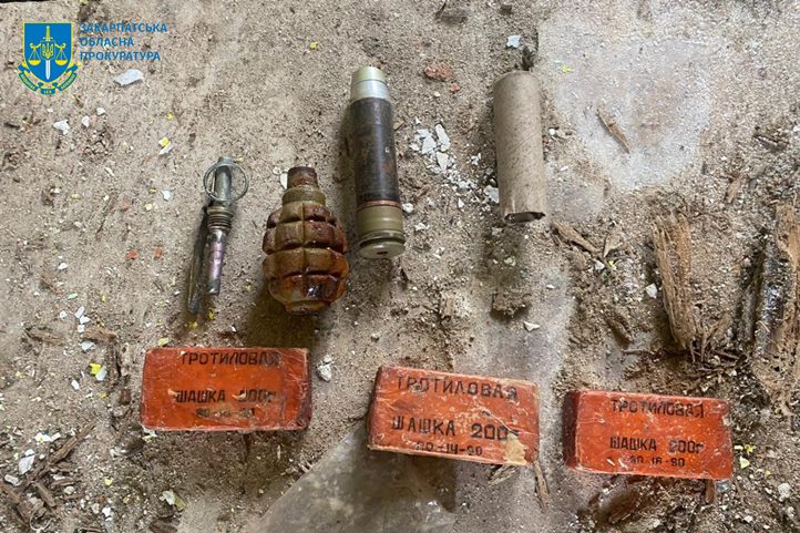 Egy 45 éves beregszászi lakos ellen lőfegyverek, lőszerek és robbanóanyagok illegális beszerzésének, tárolásának és értékesítésének gyanúja miatt indult eljárás. Fotó: Kárpátaljai Ügyészség