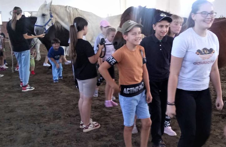 Szeptember elején a falu 30 gyermeke Margitics Erik, a központ vezetője és csapata irányításával különféle lovaglási technikákat próbálhatott ki.