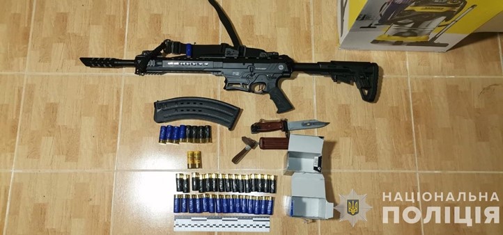 Egy 61 éves helyi lakos regisztrált Typhoon F12 Basic típusú sörétes puskájával megsebesítette 25 éves áldozatát. 