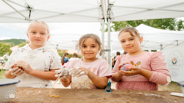 Jubileumi gyermeknap a Gyimesekben. Fotó: Erdélyi Hagyományok Háza