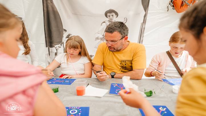 Jubileumi gyermeknap a Gyimesekben. Fotó: Erdélyi Hagyományok Háza