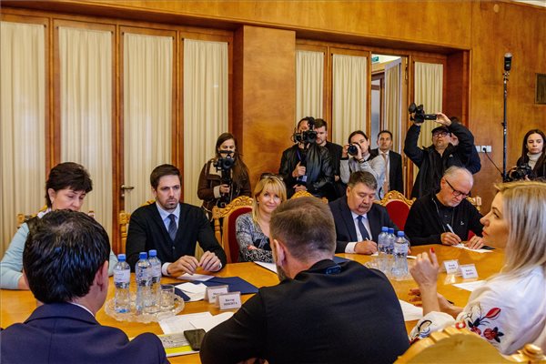 Magyar Levente, a Külgazdasági és Külügyminisztérium (KKM) parlamenti államtitkára (b2) megbeszélést folytat Viktor Mikitával, Kárpátalja kormányzójával (k, háttal) és Julija Hrisinával, a kormánypárti Nép Szolgája párt parlamenti frakciójának alelnökével, az ukrán parlament Magyarországgal fenntartott parlamentközi kapcsolatok képviselőcsoportjának társelnökével (j, háttal) a Kárpátalja Megyei Katonai Adminisztráció épületében Ungváron 2023. november 6-án. Szemben jobbról Lehel László, az Ökumenikus Segélyszervezet elnök-igazgatója (j) és Bacskai József ungvári magyar főkonzul (j2). MTI/Nemes János