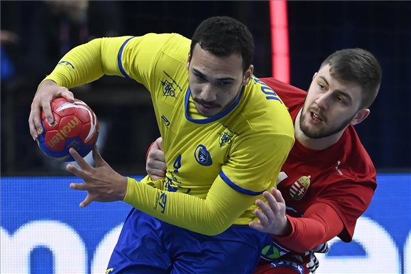 Ilic Zoran (j) és a brazil Joao Pedro Silva a férfi kézilabda olimpiai kvalifikációs világbajnokság középdöntőjének 2. fordulójában játszott Magyarország - Brazília mérkőzésen a göteborgi Scandinavium Arénában 2023. január 20-án. MTI/Kovács Tamás