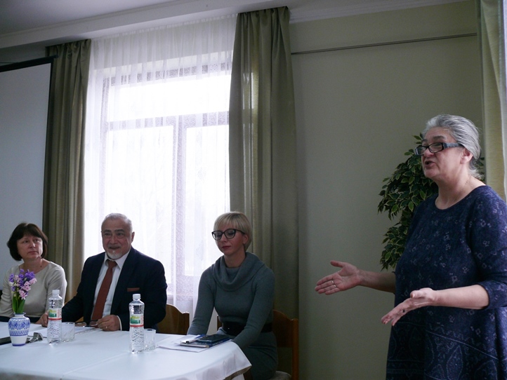 A makkosjánosi Helikon hotelben megrendezett fórumon Riskó Márta, a Beregszászi Bethlen Gábor Líceum magyartanára úgy fogalmazott, hogy gondokkal, problémákkal ugyan tele a padlás, ám mi mégis biztosak vagyunk benne, hogy a mai nap végén lélekben megerősödve, feltöltekezve indulunk majd haza.