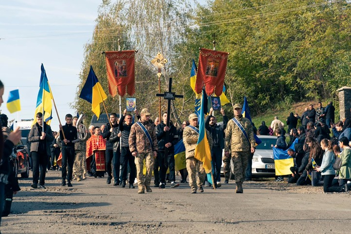 Kárpátalján végső búcsút vettek a háborúban elesett védőtől, Olekszandr Martontól. Dorobratovo (Drágabártfalva) község, Munkácsi járás, 2024. október 26. Munkácsi Városi Tanács/Facebook