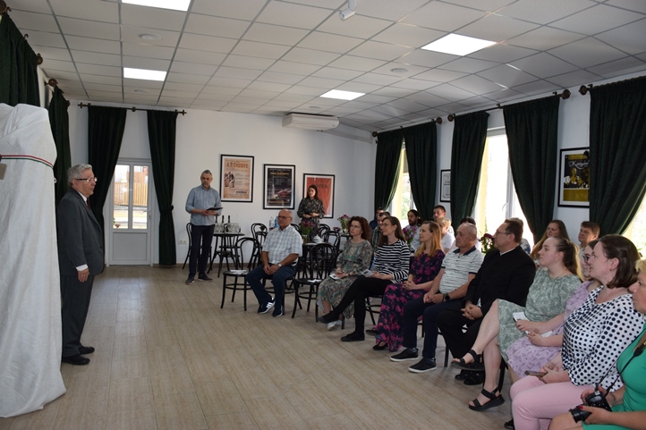 Szoboravató a Kárpátaljai Megyei Magyar Drámai Színházban. Fotó: Kárpátinfo/Kovács Elemér