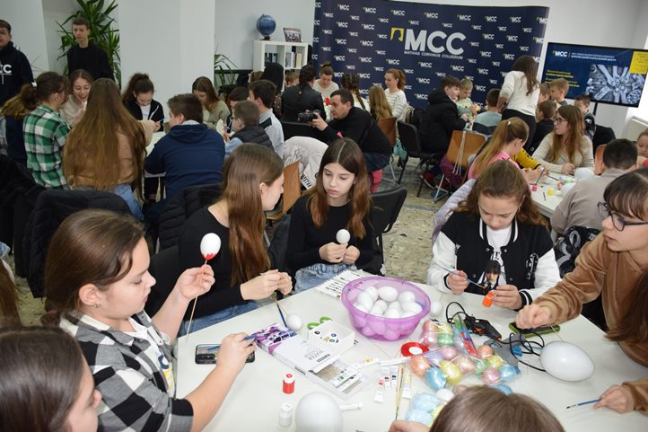 Húsvéti kézművesnap az MCC Beregszászi Képzési Központjában - Tojásfaállítás és hagyományápolás. Fotó: Kárpátinfo/Kovács Erzsébet