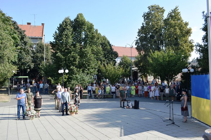 Augusztus 29-én, Ukrajna védelmezőinek emléknapján megemlékezésre került sor Beregszászban, a Hősök terén. Fotó: Babják Zoltán/Facebook