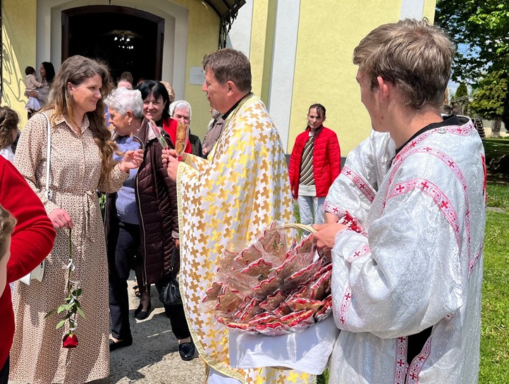 A mézeskalács új szerepet kapott: édesanyákat, nagymamákat köszöntő tulipánokként kerültek átadásra a vasárnapi ünnepi szent misét követően.
