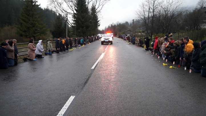 A huszti járásban található Lopusne (Leveles) falu 21 éves katonáját, Mihajlo Zsabát kísérték utolsó útjára. Fotó: Ökörmezői kistérség