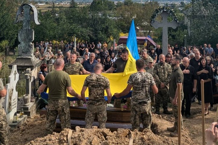 A Huszti járásban végső búcsút vettek a háborúban elesett Mikola Cilyo katonától. Fotó: Ilosvai Városi Tanács