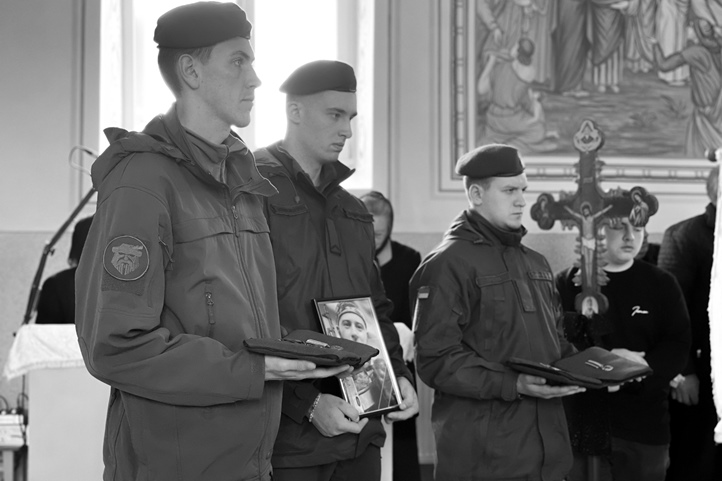 Kárpátalján végső búcsút vettek az orosz-ukrán háborúban elesett védőtől, a 22 éves Mikola Kuznyecovtól. Fotó: Munkácsi Városi Tanács