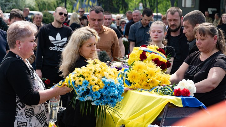 Kárpátalján április 10-én utolsó útjára kísérték a háborúban elesett 41 éves Milan Babila törzsőrmestert - közölte az Ungvári Városi Tanács Facebook-oldalán.