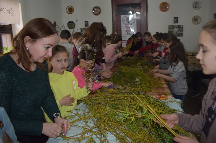 A gyerekek zöld fűzfaágakból hajlítottak és fontak koszorúkat Kepics Andrea irányításával, amit aztán ízlésüknek megfelelően díszítettek élő és szárított virágokkal, meg különféle örökzöldekkel. 