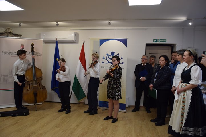 Népviseleti kiállítás a beregszászi konzulátuson - Múlt és jelen a viseletekben. Fotó: Kárpátinfo/Kovács Erzsébet