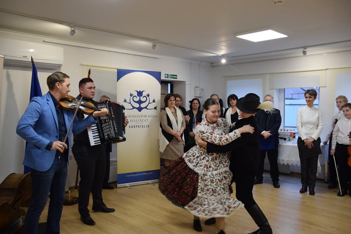 Népviseleti kiállítás a beregszászi konzulátuson - Múlt és jelen a viseletekben. Fotó: Kárpátinfo/Kovács Erzsébet