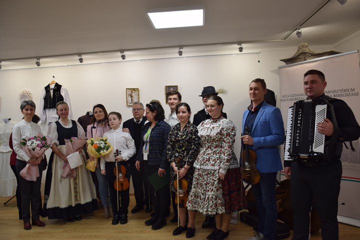 Népviseleti kiállítás a beregszászi konzulátuson - Múlt és jelen a viseletekben. Fotó: Kárpátinfo/Kovács Erzsébet