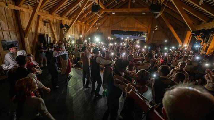 A népi kultúra apostolai Tusványoson - A Kriza János Csűrben fáradhatatlanul. Fotó: Kinda Botond