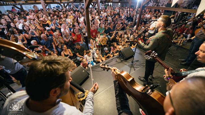 Színes programkavalkád a népművészet jegyében - A Hagyományok Háza Folkudvara Gyergyóban. Fotó: Gábor Levente, Erdélyi Hagyományok Háza