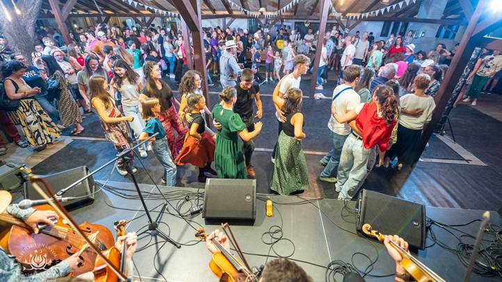 Színes programkavalkád a népművészet jegyében - A Hagyományok Háza Folkudvara Gyergyóban. Fotó: Gábor Levente, Erdélyi Hagyományok Háza