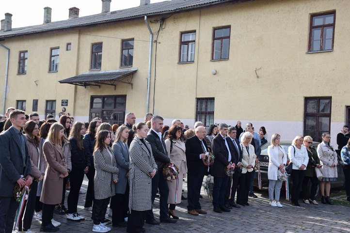 Megemlékezés a beregszászi ’56-os emlékművénél. Fotó: Kárpátinfo/Kovács Elemér