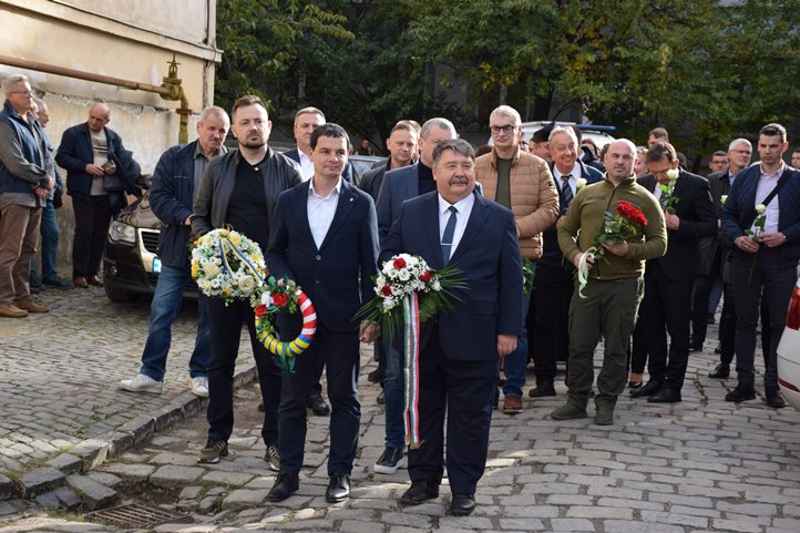 Csöndes főhajtás Ungváron - Példájuk erőt ad: ’56 hősei legyőzték a félelmet. Fotó: Kárpátinfo/Kovács Elemér